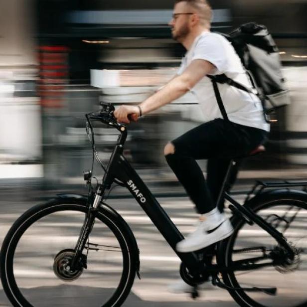 E-Biker*innen haben ein deutlich höheres Unfallrisiko als gewöhnliche Radler*innen. 