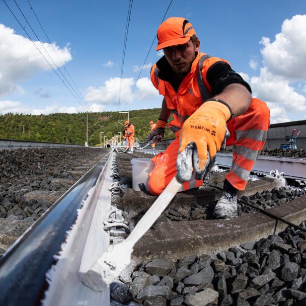 In Österreich und Deutschland werden Schienen gegen die Hitze weiß gestrichen. 