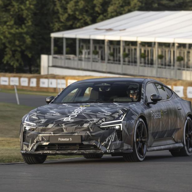 Ein getarnter Prototyp des Polestar 5 wird ausgiebig getestet