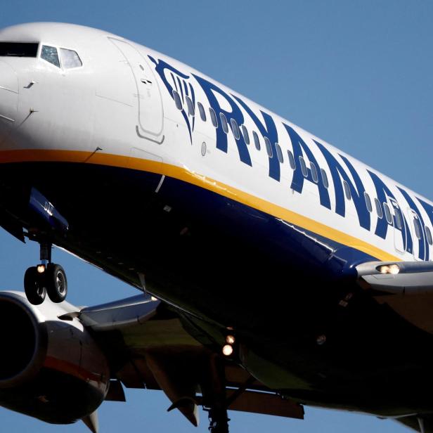 FILE PHOTO: A Ryanair Boeing 737 aircraft approaches Paris-Beauvais airport in Tille