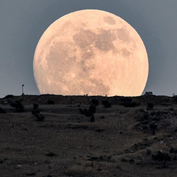 Ein Supermond in Skopje am 4. Juli 2023. 