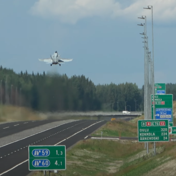 Warum Kampfjets in Finnland regelmäßig auf Autobahnen landen