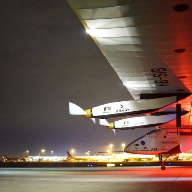 Solar Impulse II beim Abheben in Tulsa, Oklahoma