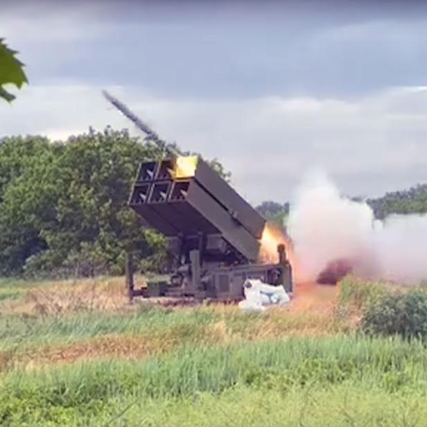 NASAMS Flugabwehr-Raketenlauncher der Ukrainischen Armee mit startender Rakete