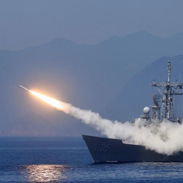 Symbolbild: Ein Schiff der taiwanischen Marine startet eine Rakete bei einer Übung