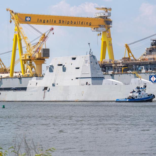 Die USS Zumwalt fährt in die Werft ein.