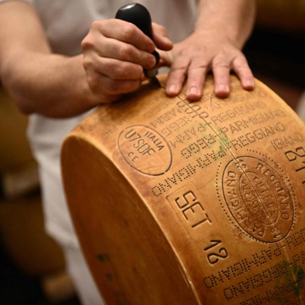 Ein Laib Parmigiano Reggiano