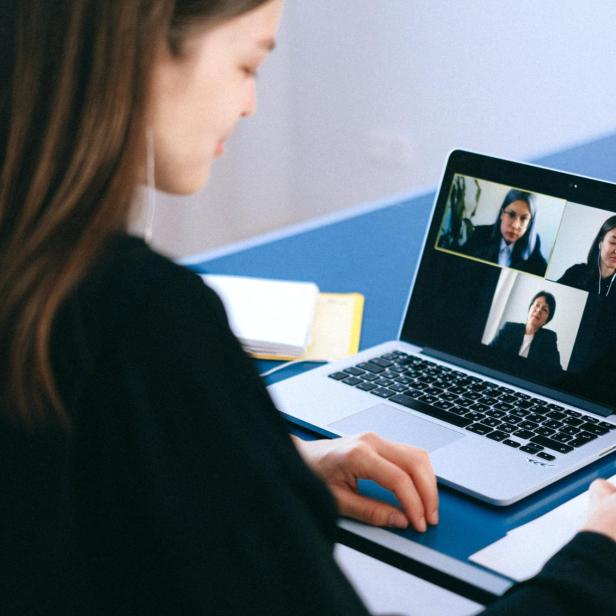 Frau mit Laptop in Videocall