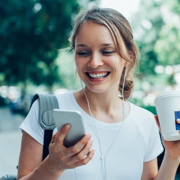 Eine Frau hört Musik am Smartphone (Symbolbild)