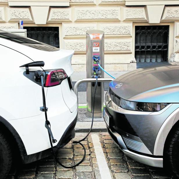 2 E-Autos laden auf einem Parkplatz