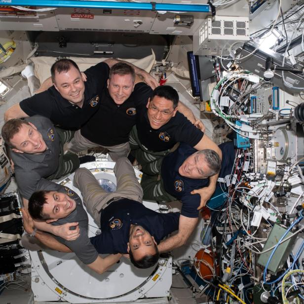 Die Crews der Expedition 69 (Beginnend oben in der Mitte): Sergej Prokopjew (Roskosmos), Fank Rubio (NASA), Stephen Bowen (NASA), Sultan Aneyadi (UAE, Emirate), Andrej Fedjaew (Roskosmos), Woody Hoburg (NASA) und Dmitri Petelin (Roskosmos)