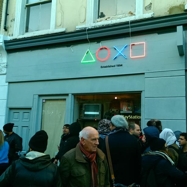 Warteschlange vor dem Sony Store in London