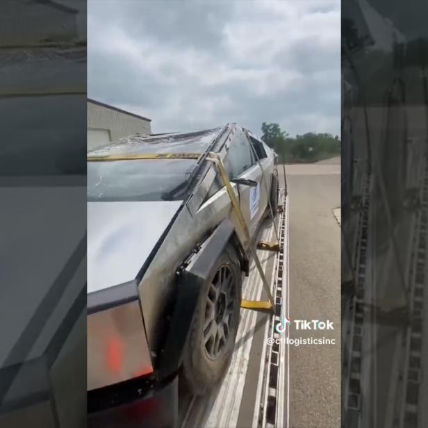 Bilder zeigen kaputten Tesla Cybertruck nach Crash-Test