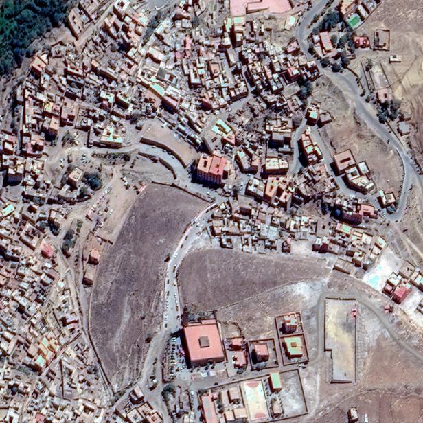 Satellitenbild von zerstörten Gebäuden in Moulay Brahim, Marokko. 