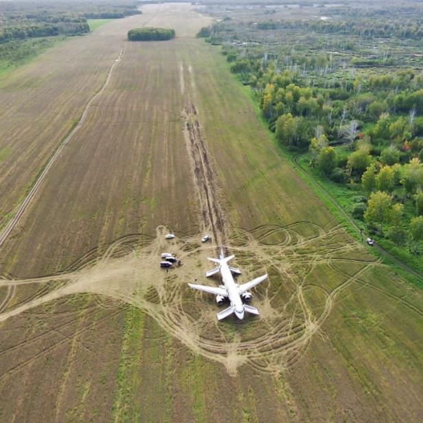 Spektakuläre Notlandung: Russischer Airbus landet in einem Feld