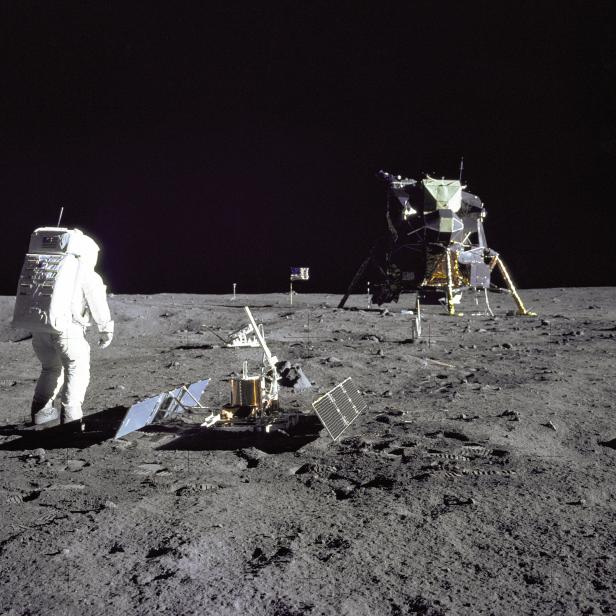 Astronaut Buzz Aldrin mit einem Seismographen vor dem Mondlandemodul von Apollo 11