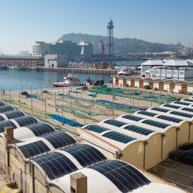 Das Unternehmen Heliatek hat mit seiner Solarfolie bereits einige Gebäude ausgestattet, wie hier etwa im Hafen von Barcelona.