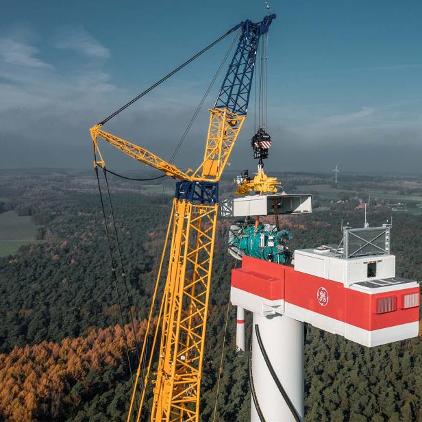 Dieser Monster-Kran von Liebherr errichtet Windräder 