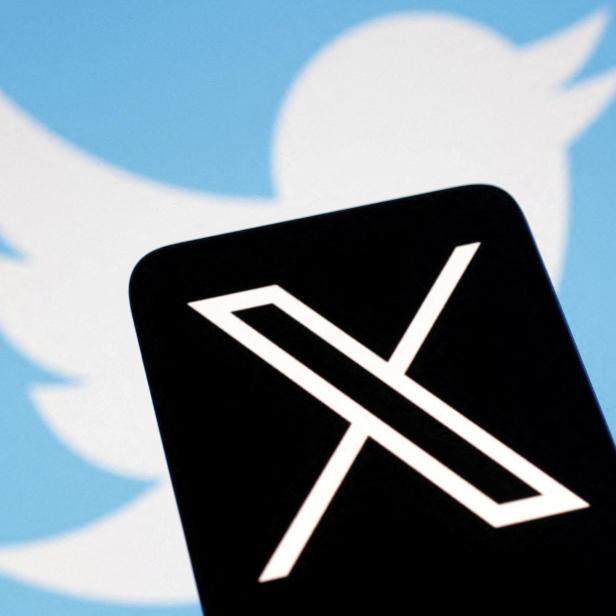 FILE PHOTO: Illustration shows Twitter's new logo