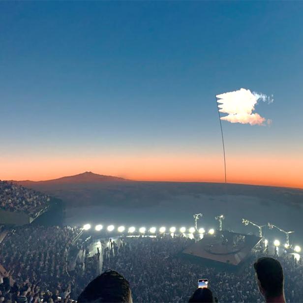 111 Meter hoch: Faszinierende Visuals bei erstem Kugel-Konzert