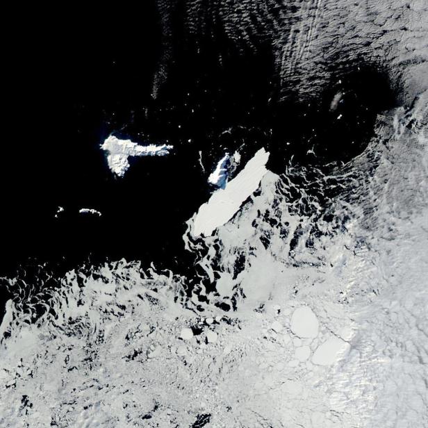 Der Eisberg D-30A bei seinem Zusammenstoß mit Clarence Island. Links daneben sieht man die Insel Elephant Island