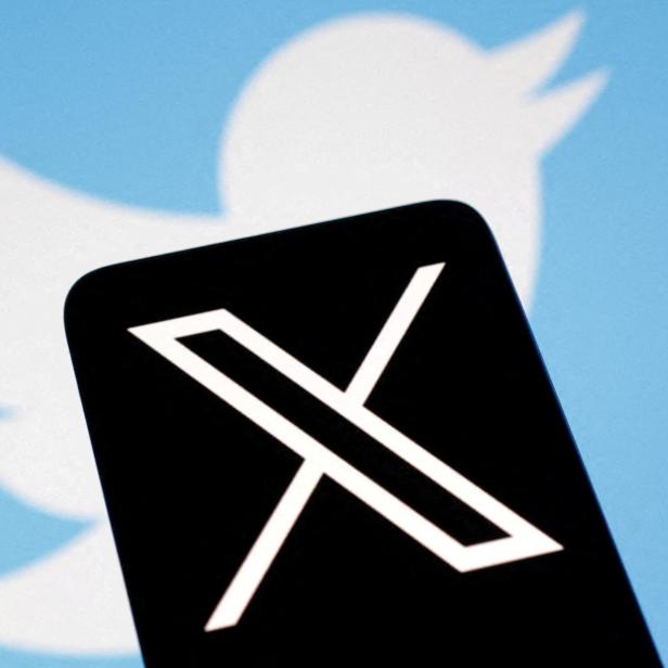 FILE PHOTO: Illustration shows Twitter's new logo