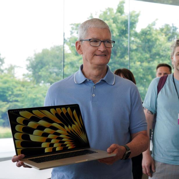 Tim Cook mit dem MacBook Air 15