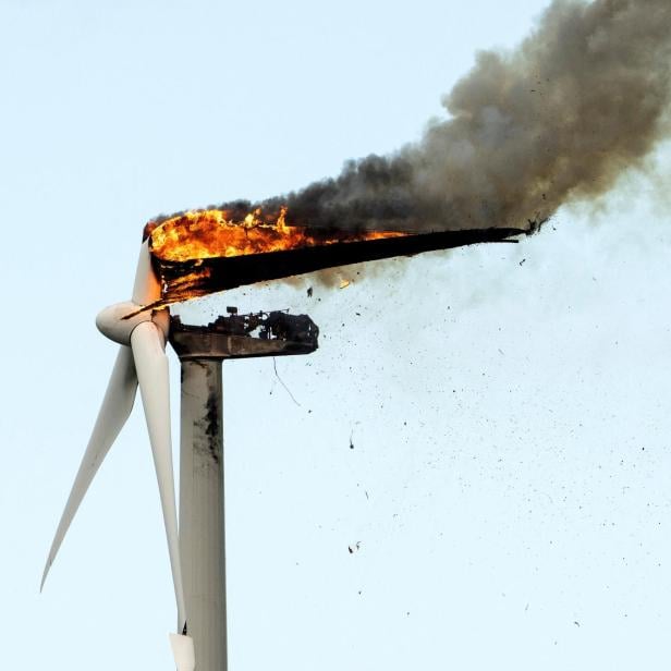 Eine brennende Windturbine (Symbolbild).