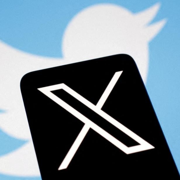 FILE PHOTO: FILE PHOTO: Illustration shows Twitter's new logo