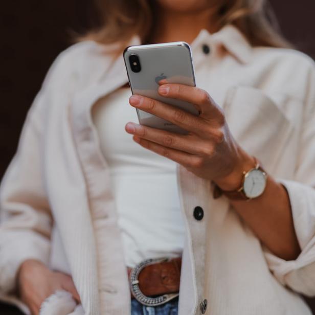 Frau mit Smartphone