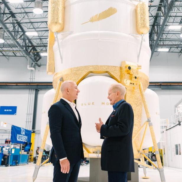 Blue-Origin-Chef Jeff Bezos und NASA-Administrator Bill Nelson vor der Mondlandefähre Mark 1