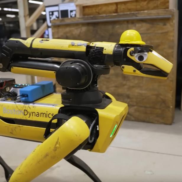 Roboterhund Spot wird zum sprachbegabten Tourguide in der Fabrik von Boston Dynamics