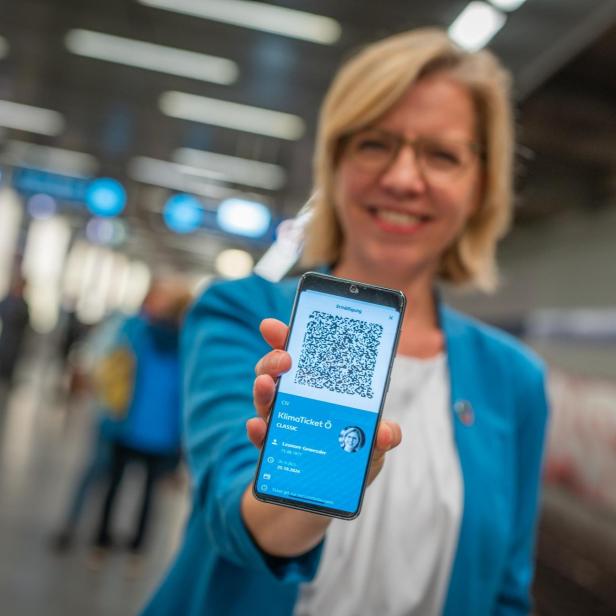 Klimaschutzministerin Leonore Gewessler mit dem digitalen Klimaticket