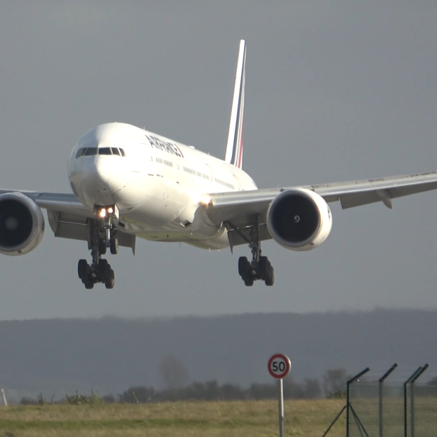 Das Video zeigt, wie die mutigen Piloten im Orkan landen.