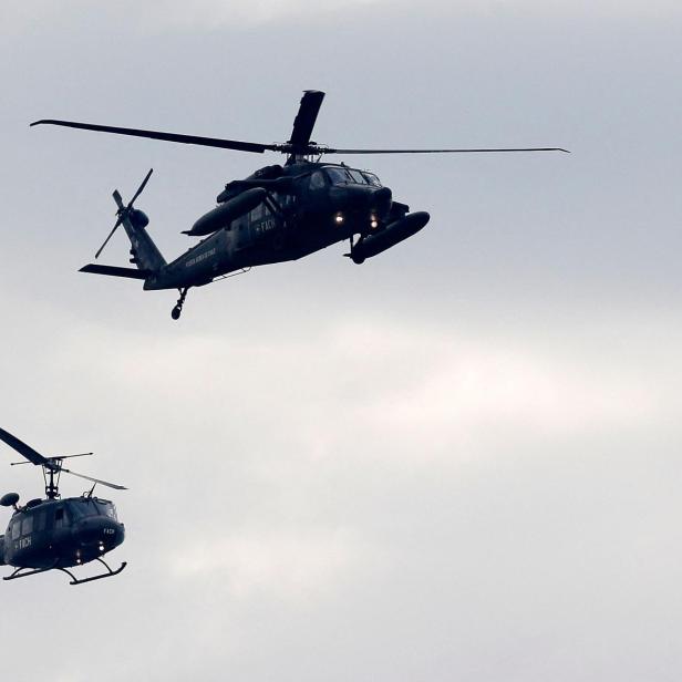 Waghalsiges Flugmanöver: Überraschungsangriff von Black Hawk auf Schiff (Symbolbild)