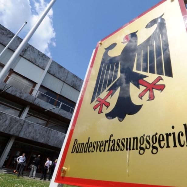 Das Schild des Bundesverfassungsgerichts vor dem Gerichtsgebäude.