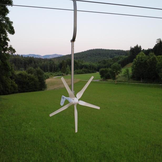 Bergwind Windkraftwerk an einem Seilbahnseil