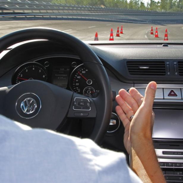 Ein Fahrer absolviert einen Slalomkurs mit einem Volkswagen.