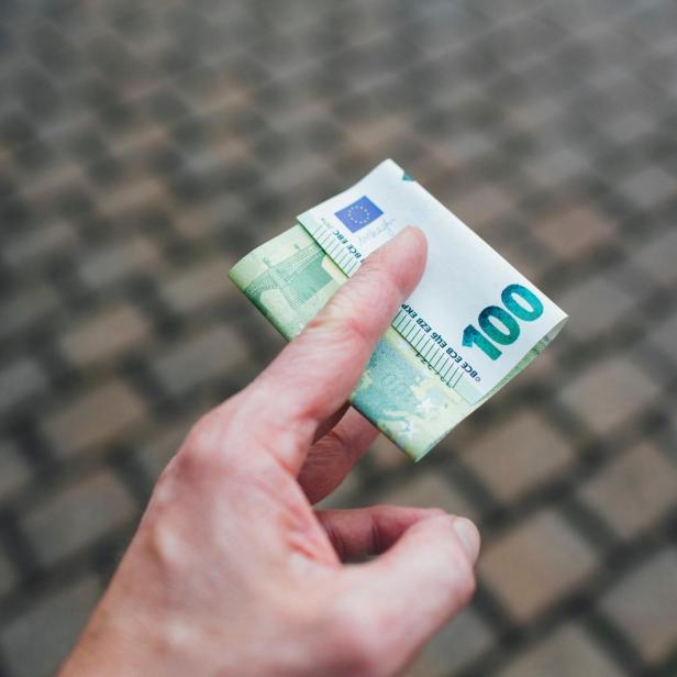 100-Euro-Schein in Hand