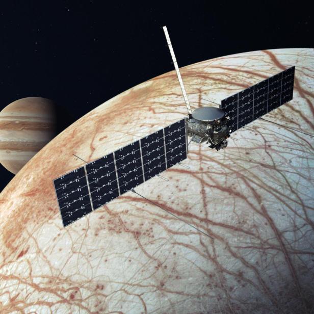 Künstlerische Darstellung der Raumsonde Europa Clipper über dem Jupitermond Europa