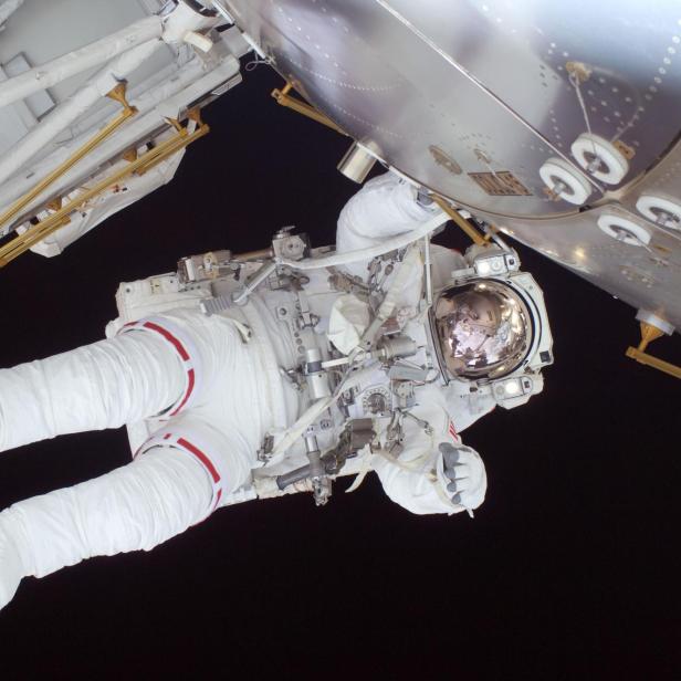 Die NASA-Astronautin Nicole Stott bei einem Spacewalk auf der ISS