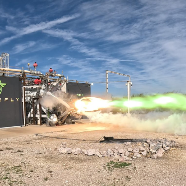 Neues Raketen-Triebwerk produziert grüne Flammen