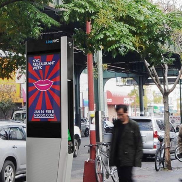 Eine LinkNYC Internet-Säule in New York