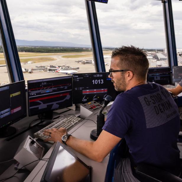 Vom Tower aus werden die Bewegungen von vielen Flugzeugen gleichzeitig im Blick behalten