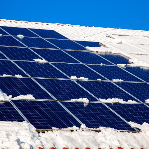 Manche PV-Module können elektrisch beheizt werden, um Schnee abzutauen. Der Energieaufwand zahlt sich aber selten aus  