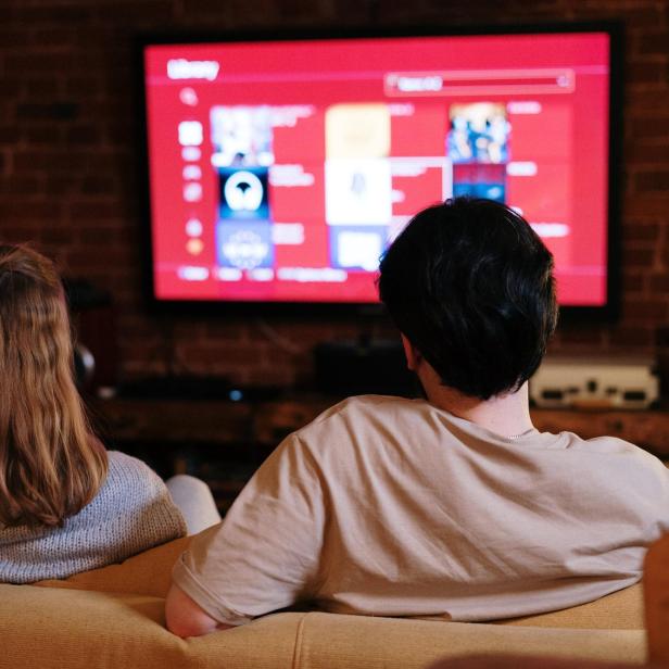 Mann und Frau beim Fernsehen