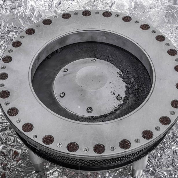 Im Deckel der Probe hat sich einiges an Material gesammelt