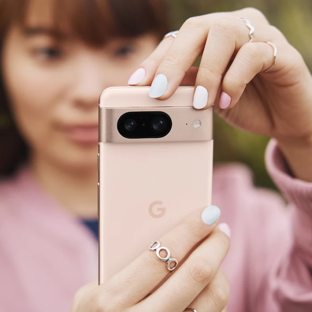 Das Google Pixel 8 gibt es in Rose. Das neue Pixel 9 wird in Hot Pink kommen