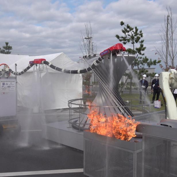 Dragon Firefighter der Tohoku Universität beim Brandbekämpfen