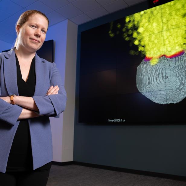 Studienleiterin Mary Burkey mit einem Standbild einer Atombombenexplosion auf einem Asteroiden